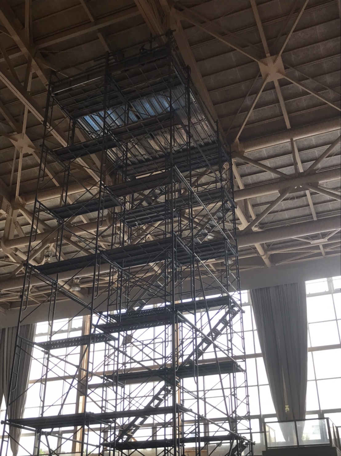 群馬県某町民体育館　ローリング足場