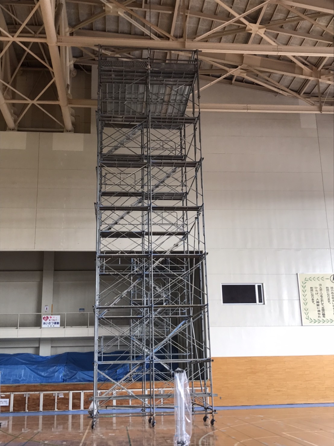 群馬県某町民体育館　ローリング足場