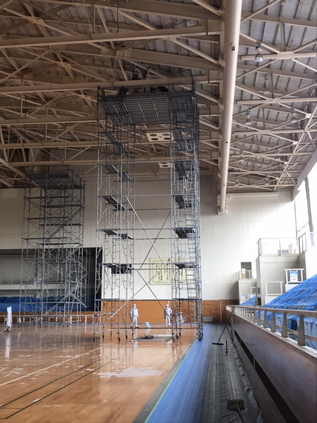 群馬県某町民体育館　ローリング足場