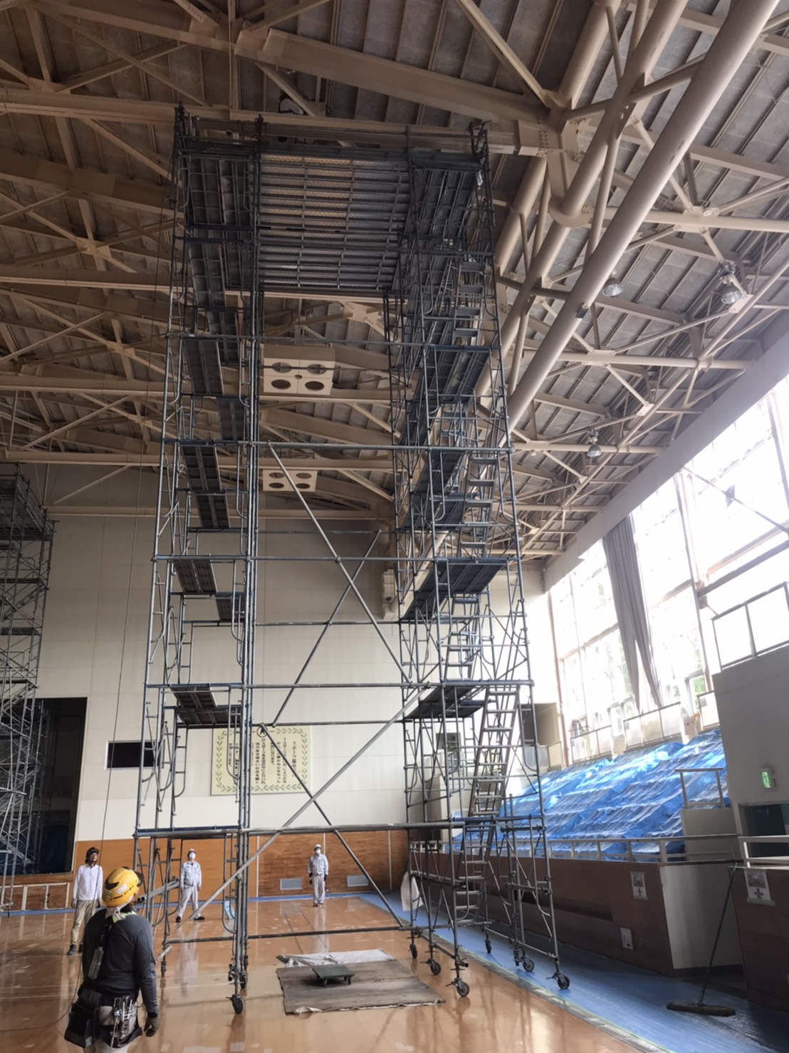 群馬県某町民体育館　ローリング足場