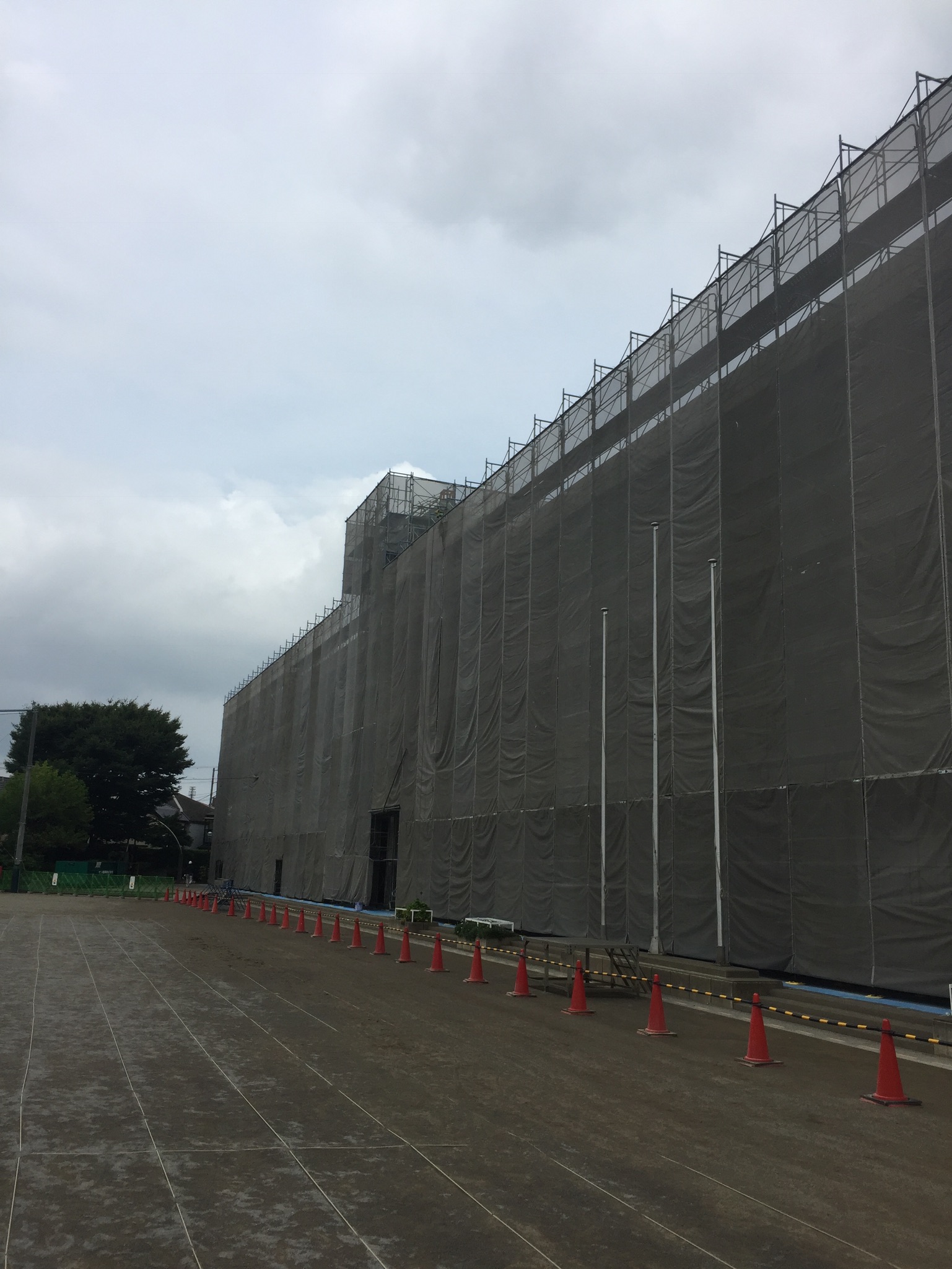 埼玉県川口市小学校改修工事 先行先送り式足場組立状況