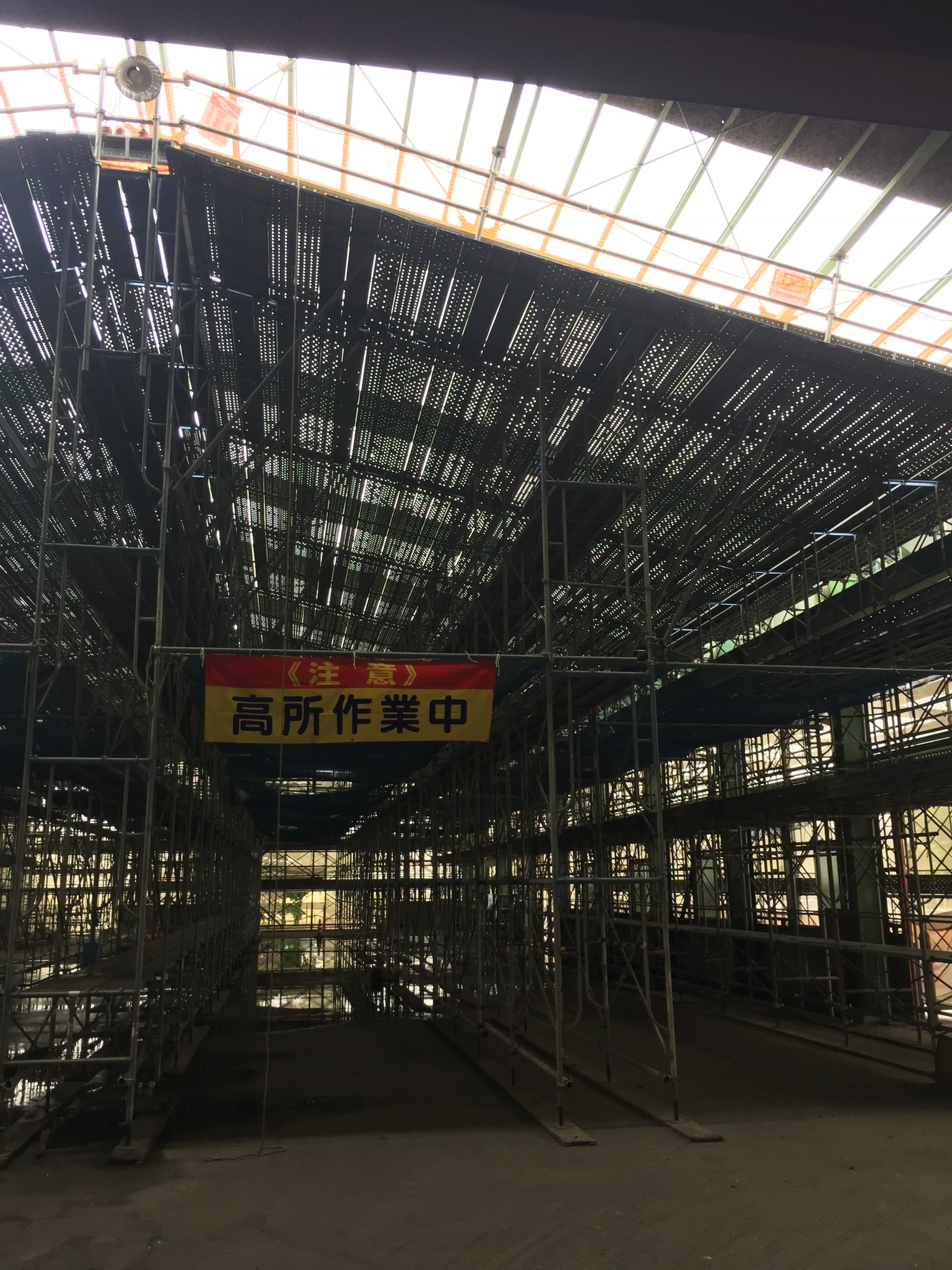 埼玉県春日部市倉庫屋根改修棚足場組立状況