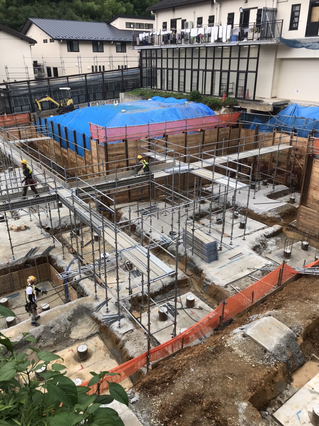 栃木県某学園 新棟新築工事　通路足場