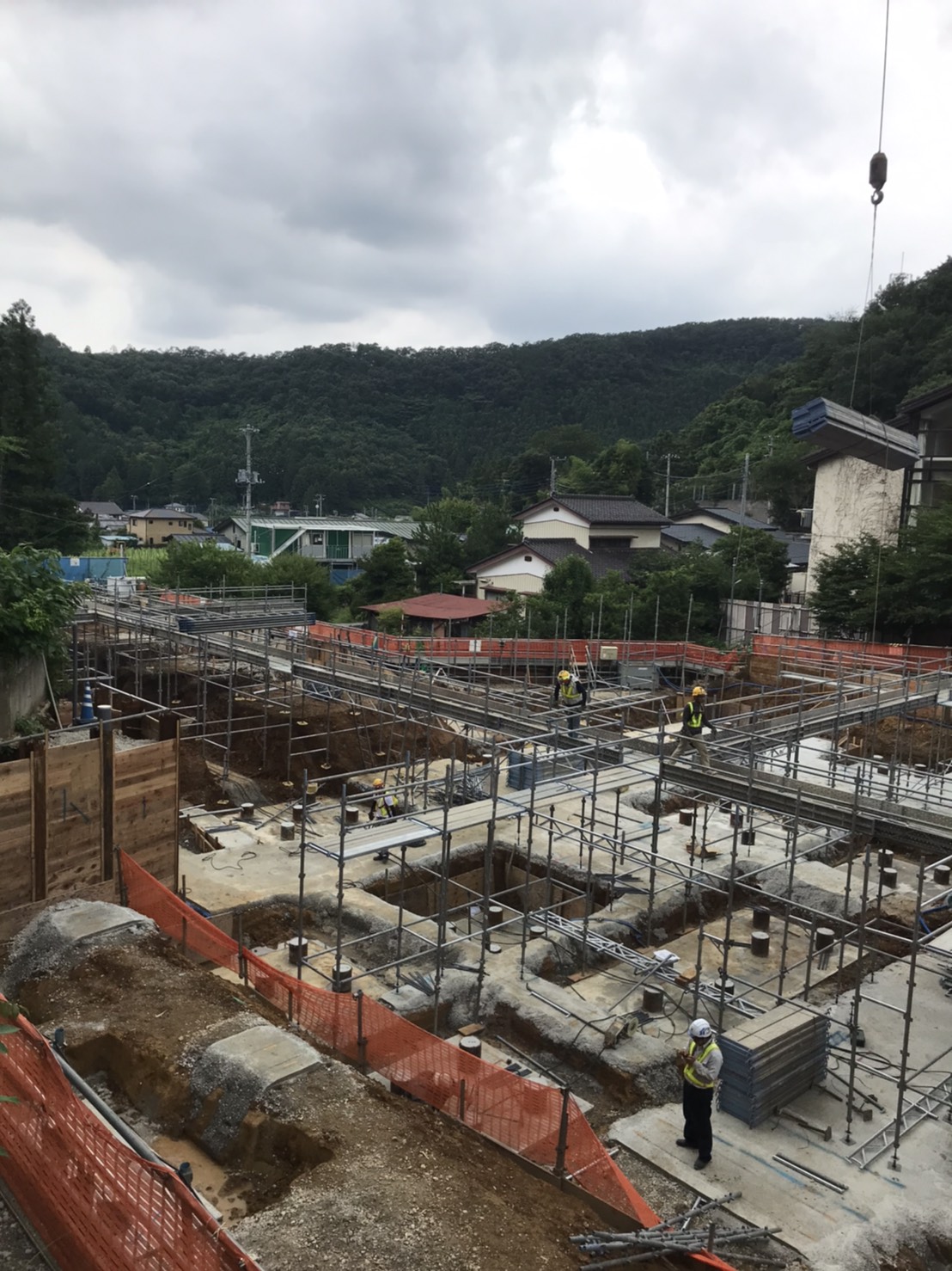 栃木県某学園 新棟新築工事　通路足場