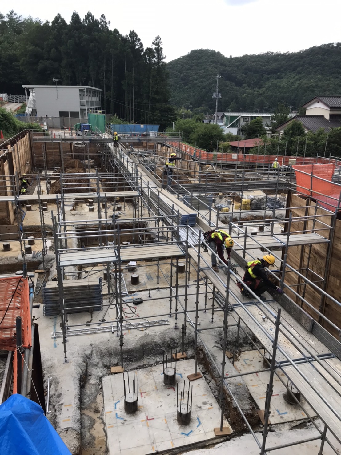 栃木県某学園 新棟新築工事　通路足場