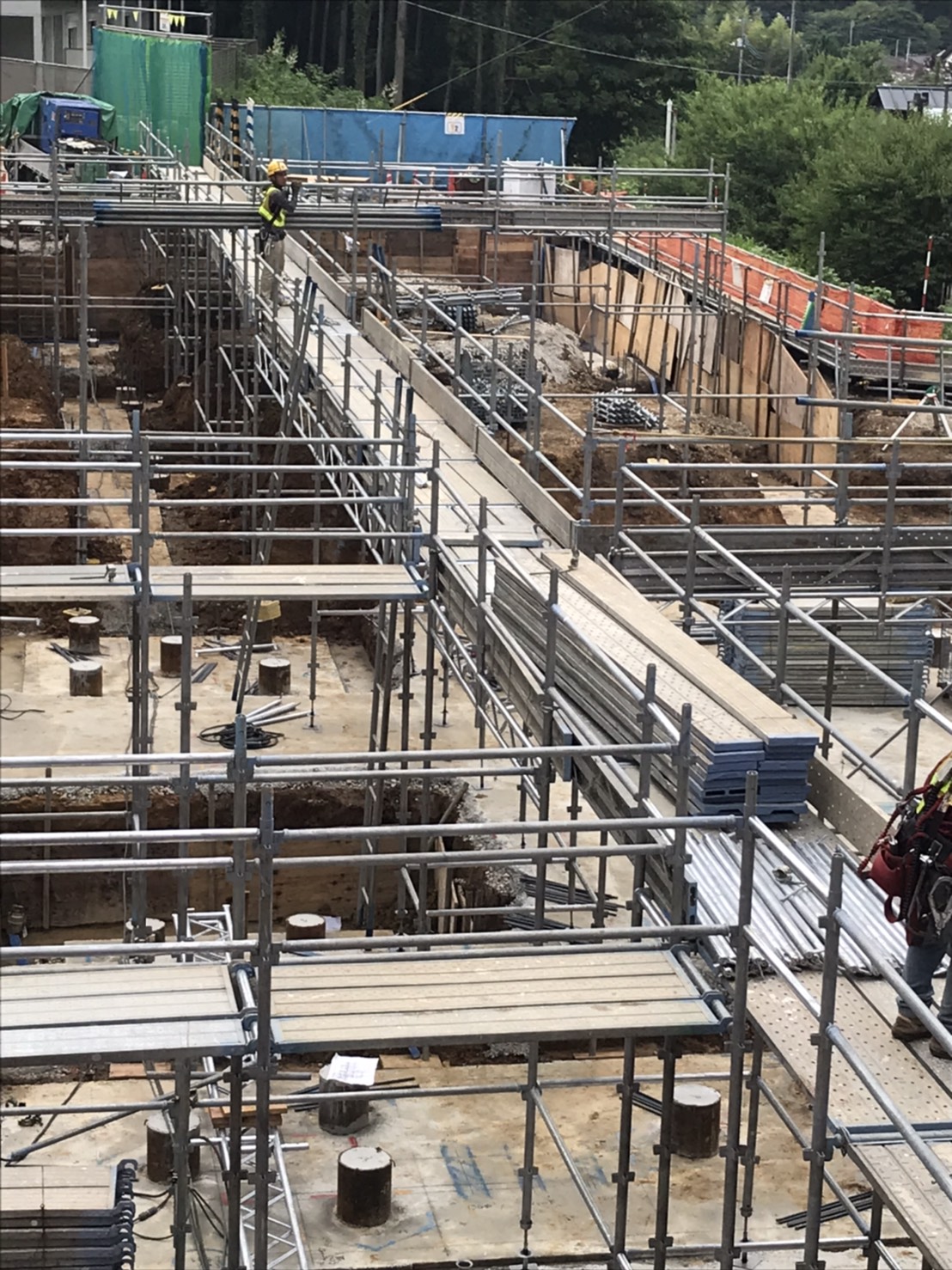 栃木県某学園 新棟新築工事　通路足場