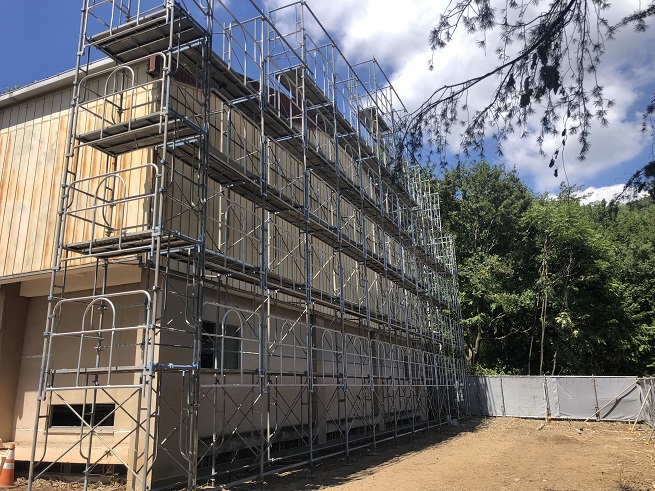 群馬県某市体育館解体工事足場組立途中経過