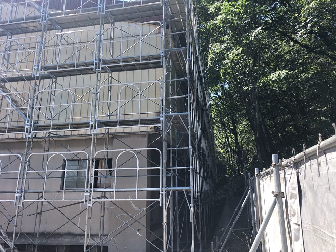群馬県某市体育館解体工事足場組立途中経過