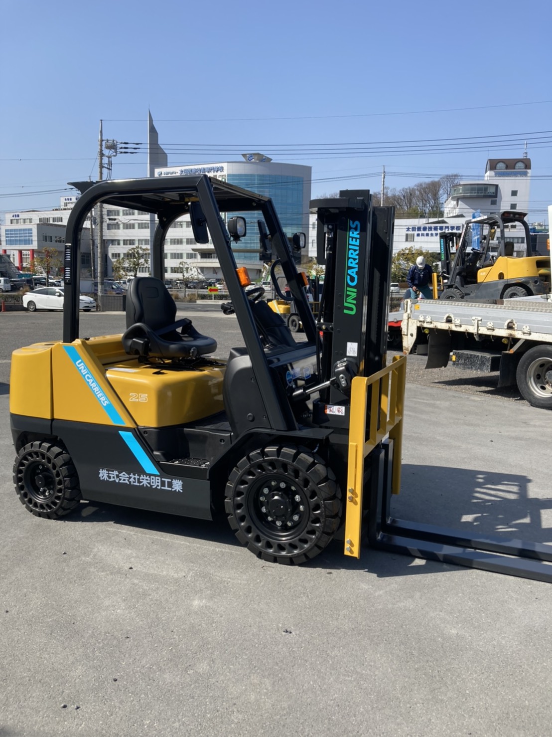 新しいフォークリフト購入しました