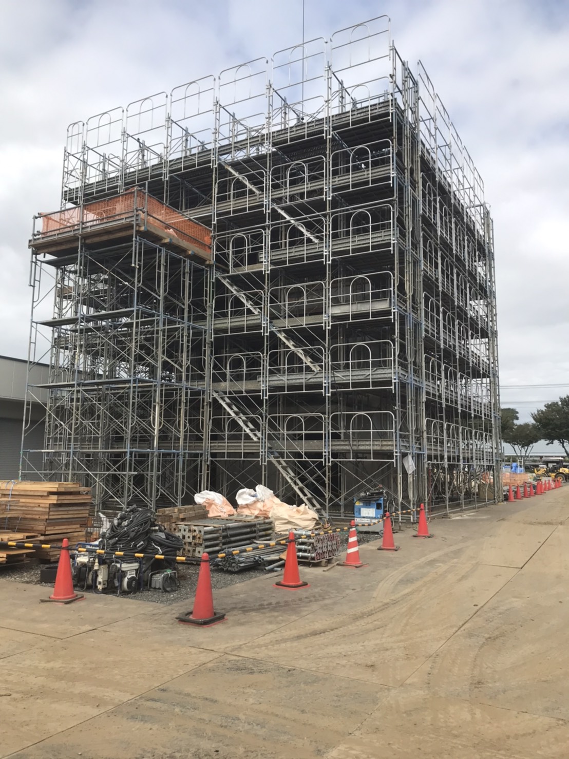 群馬県某所消防署庁舎建設工事　枠組足場