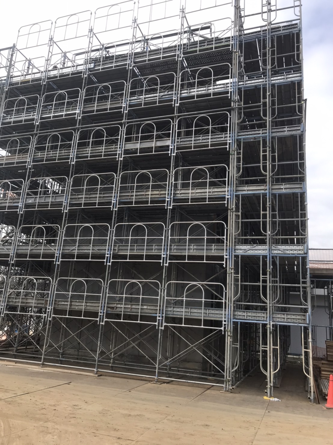 群馬県某所消防署庁舎建設工事　枠組足場