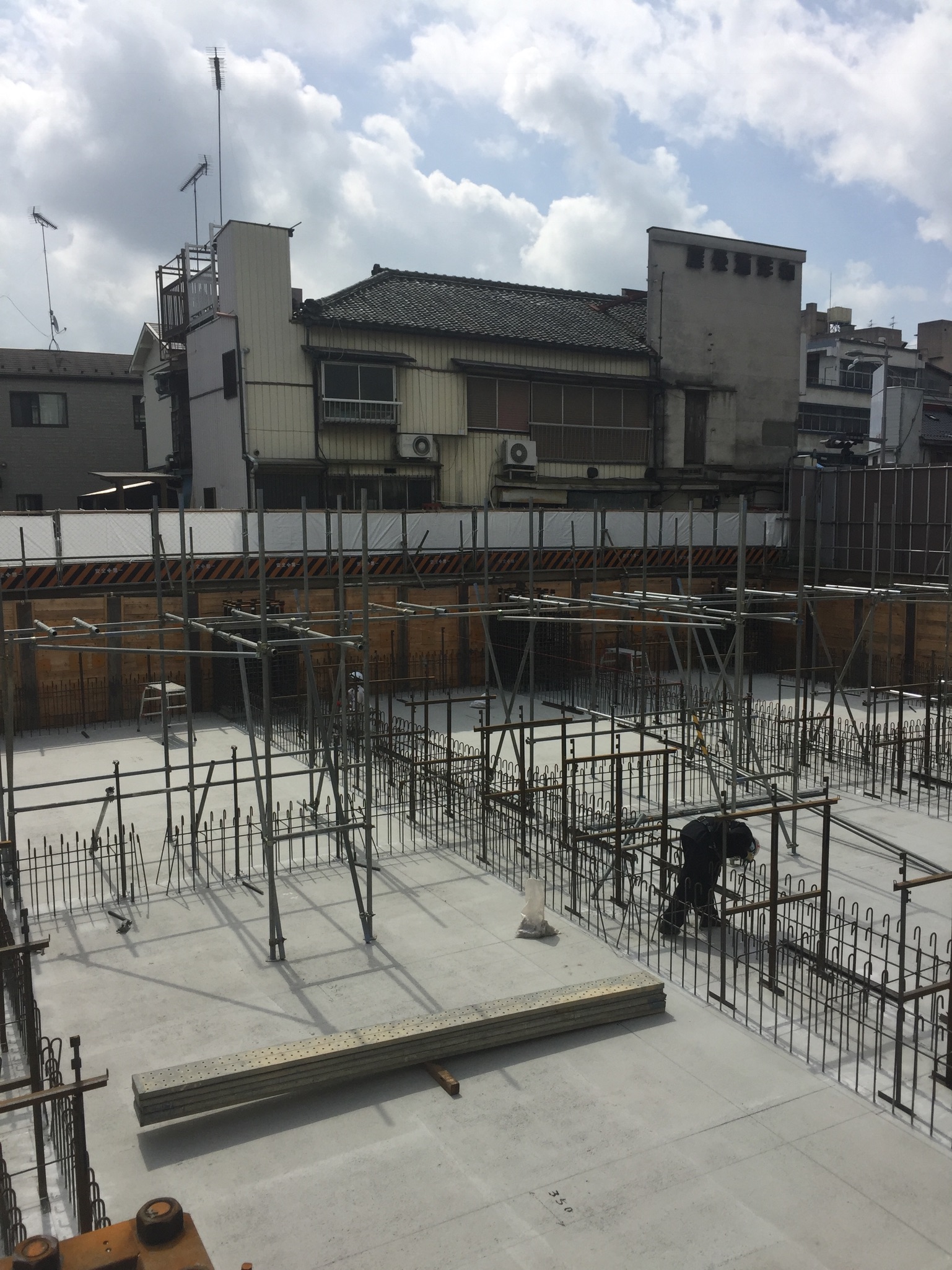 埼玉県熊谷市銀行新築工事 安全通路組立状況