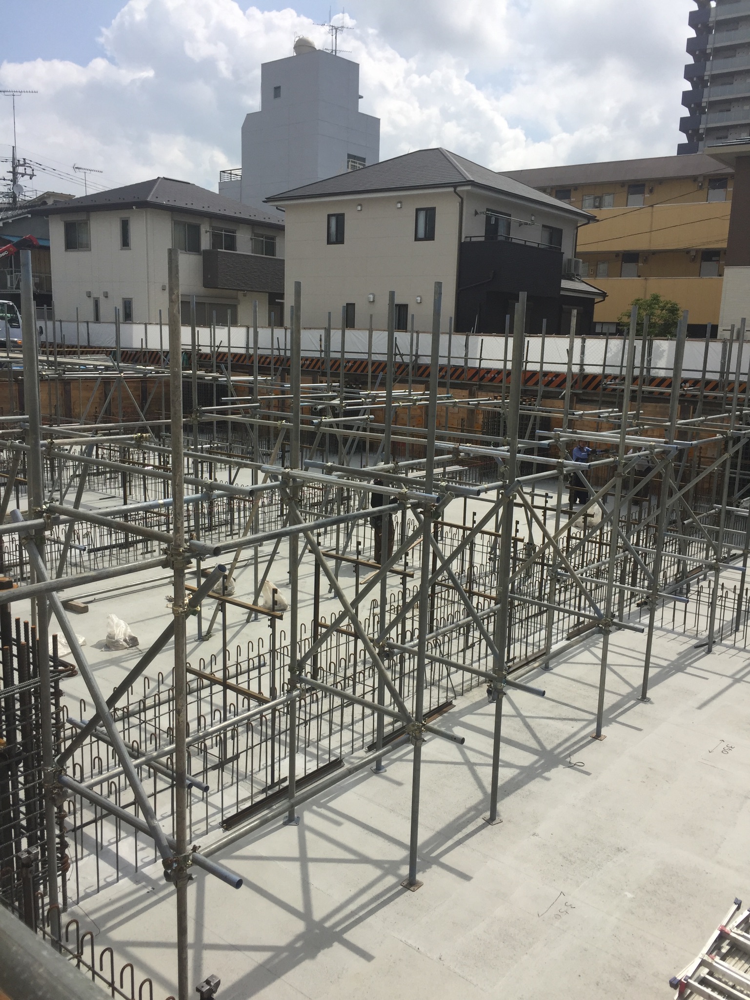 埼玉県熊谷市銀行新築工事 安全通路組立状況