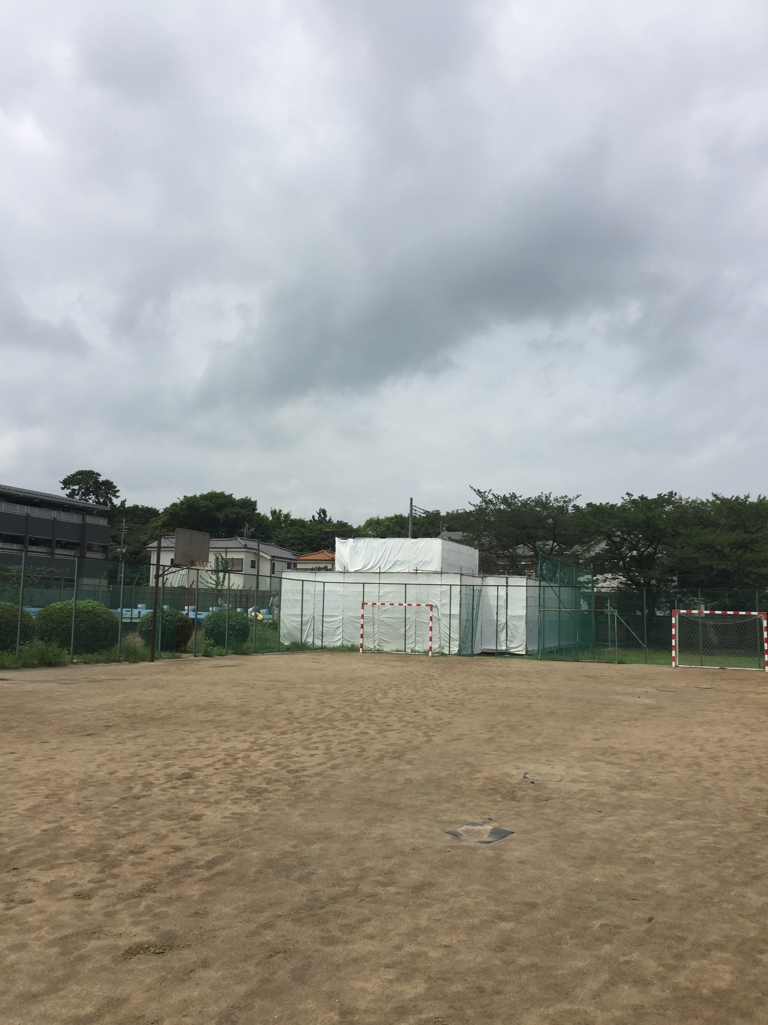 埼玉県越谷市高校改修工事 先行手摺足場組立状況
