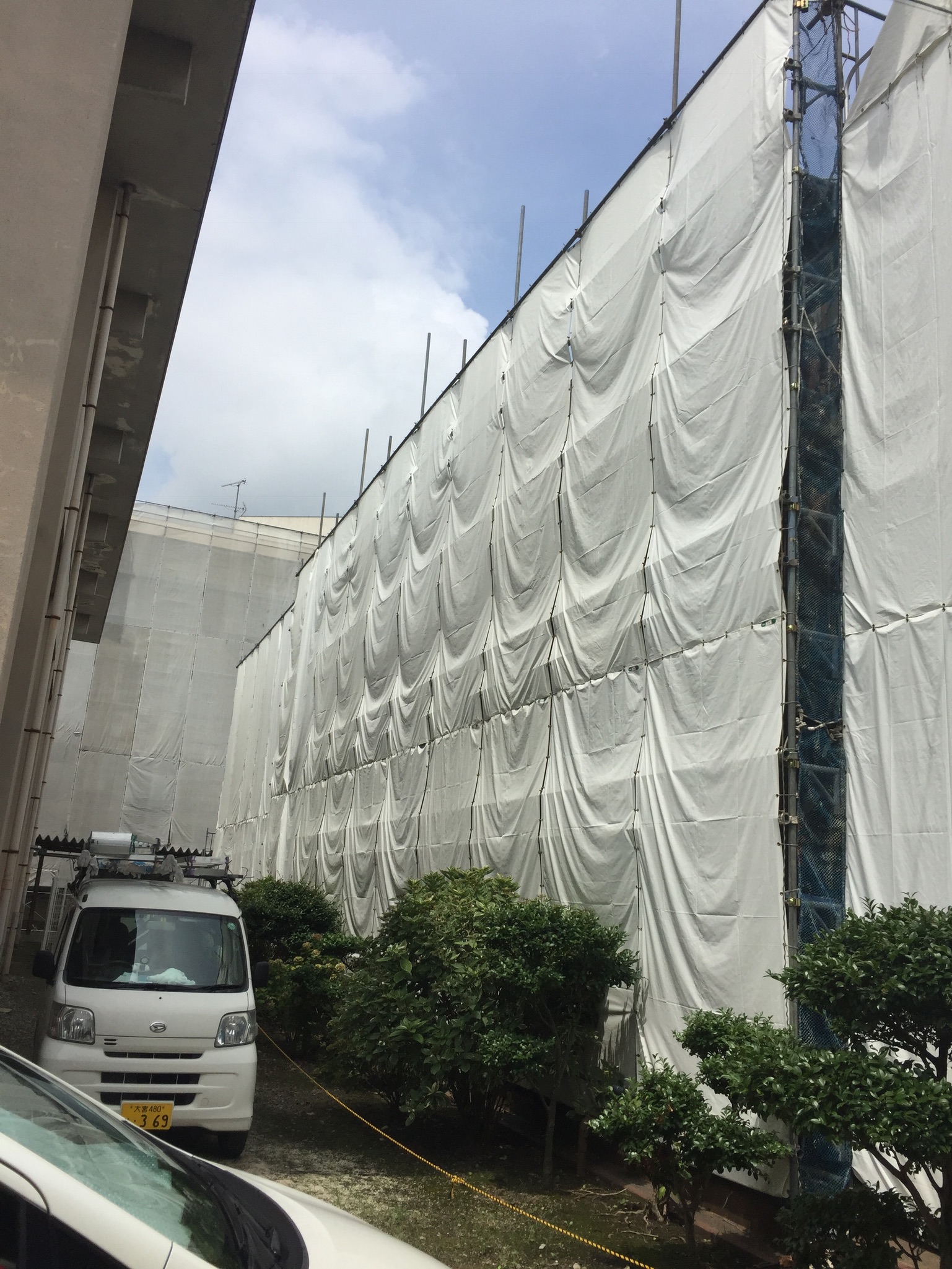 埼玉県越谷市高校改修工事 先行手摺足場組立状況
